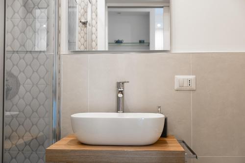 巴里Dimora Nalu的浴室配有白色水槽和淋浴。