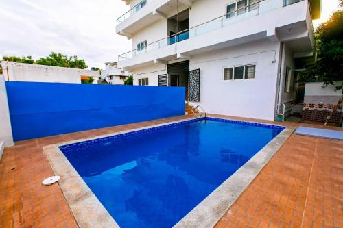 Kottakupam1BHK villa with swimming pool @ Dreamland的房子前面的蓝色游泳池
