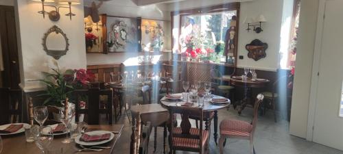 克拉维埃Hotel Ristorante Il Principe的一间在房间内配有桌椅的餐厅