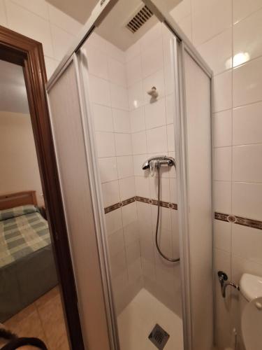 TardientaHostal Pension - La Rotonda的浴室里设有玻璃门淋浴