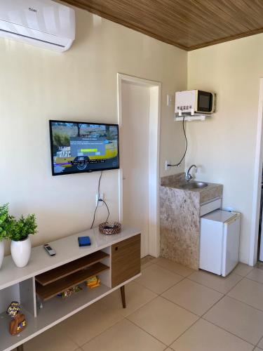 伊塔帕里卡岛维拉克鲁兹Flat Beira Mar no Condomínio Diver的客厅的墙上配有电视