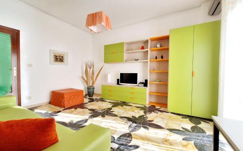 里波斯托Casa Iolanda的客厅配有绿色橱柜和电视