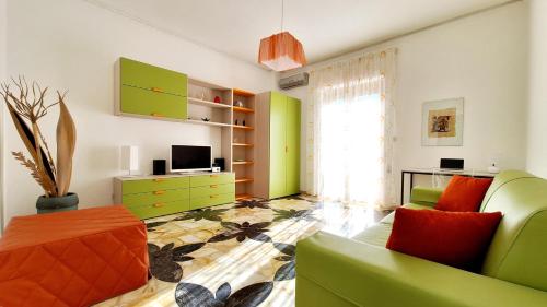 里波斯托Casa Iolanda的客厅配有绿色和橙色家具