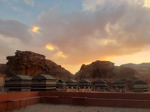 瓦迪拉姆Mohammed Wadi Rum Camp的一组背景为山脉的建筑