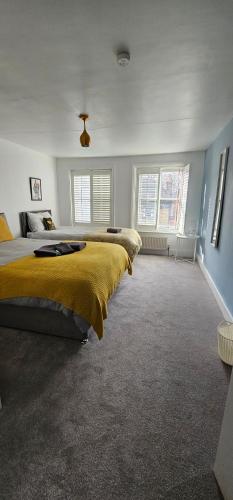 伦敦Highgate Duplex Guest Flat的一间卧室配有一张带黄色毯子的大床