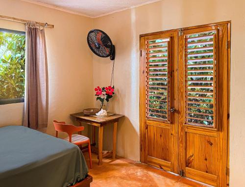 拉斯加勒拉斯拉哈仙达旅舍的一间卧室配有一张床、一张桌子和一个窗户。