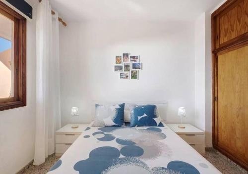 坎德拉里亚Costa Azul apartamento con vista的卧室配有蓝色和白色的大床