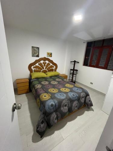 蓬塔赫尔莫萨Lindo departamento en Punta Hermosa的一间卧室配有一张大床和被子