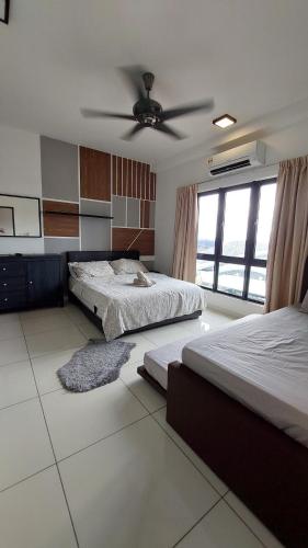 莎阿南Adore Homestay@Emira Seksyen 13 Shah Alam, MSU, Stadium, AEON Mall的一间卧室配有两张床和吊扇