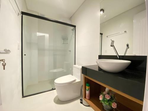 波梅罗迪Flat Home Business 202 Centro Pomerode的浴室配有白色卫生间和盥洗盆。