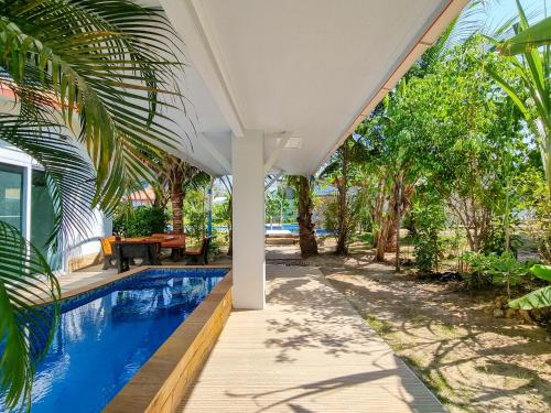 罗勇Tina's Living Paradise II - Guesthouses with private pool, 5 min to beach的享有带游泳池的外部景致