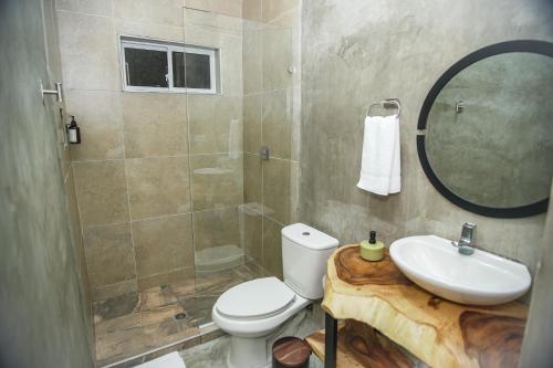卡塔赫纳Bahía Boutique House的浴室配有卫生间、盥洗盆和淋浴。