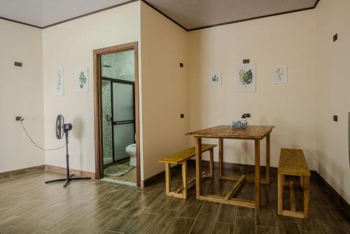 福尔图纳Argdivan Hostel的一间设有桌子的房间和卫生间