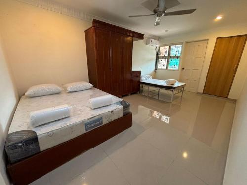 吉隆坡Central KL - Bangsar的一间卧室配有两张床和一张桌子