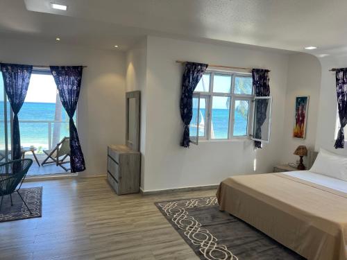 布韦朱Mjanaheri Beach Villas的一间卧室配有一张床,享有海景