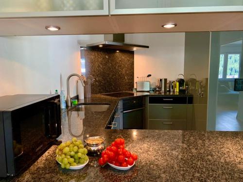 达沃斯WEF DAVOS PLATZ Centre 3,5 Apartment with Garage的厨房在柜台上放有水果碗