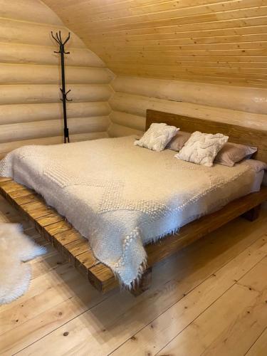 亚布卢尼齐亚SevenHills chalet的小屋内的一张木墙床