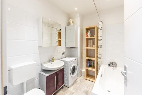 维也纳CENTRAL & AFFORDABLE by JR City Apartments的白色的浴室设有洗衣机和水槽。