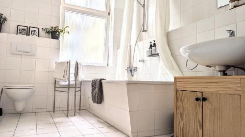 柏林vice • the heart of friedrichshain的白色的浴室设有水槽和卫生间。