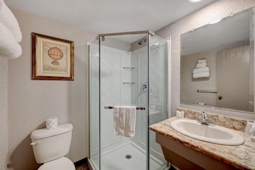 拉斯维加斯布里杰市区酒店的带淋浴、卫生间和盥洗盆的浴室