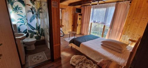 CosteştiCasa Bunicii的一间卧室配有一张床,浴室设有窗户
