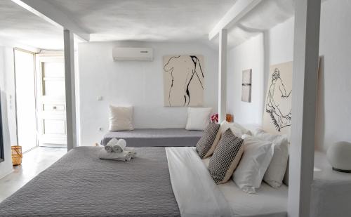 纳乌萨阿尼莫伊度假酒店的白色卧室配有床和沙发