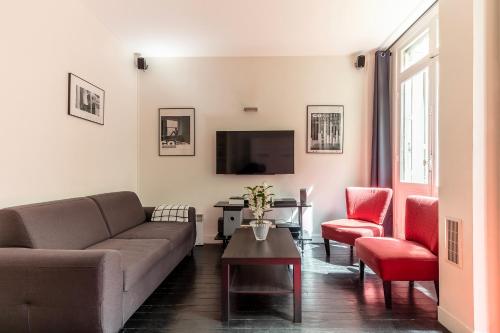 巴黎Studio sur les Quais de Seine的客厅配有沙发和桌子