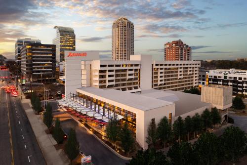 亚特兰大Atlanta Marriott Buckhead Hotel & Conference Center的城市建筑物的空中景观