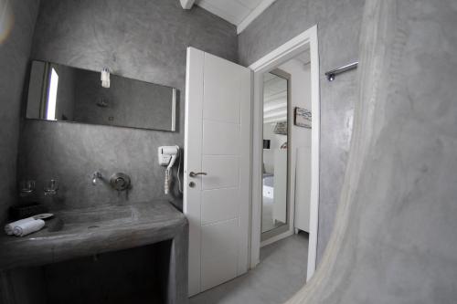 纳乌萨阿尼莫伊度假酒店的一间带水槽和镜子的浴室
