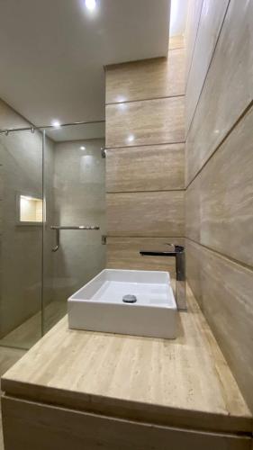 开罗صن سيتي的浴室配有白色浴缸和淋浴。