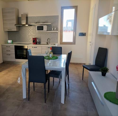 马尔萨拉Mare DiVino的厨房以及带桌椅的用餐室。