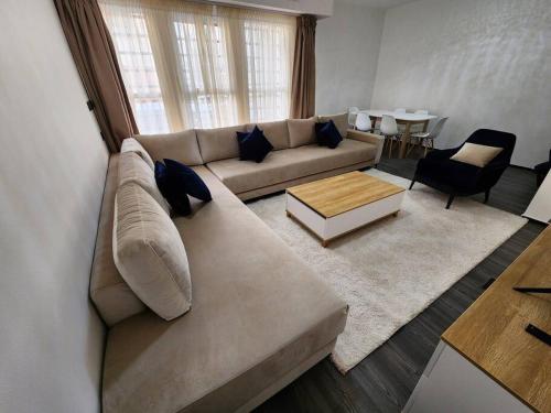 拉巴特Residence Al Kasbah - VacayX - Chic Triplex 3BR -RABAT的客厅配有沙发和桌子