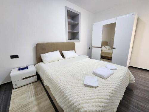 拉巴特Residence Al Kasbah - VacayX - Chic Triplex 3BR -RABAT的一间卧室配有一张大床和两条毛巾