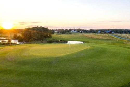 BrokindVackert boende med utsikt över fantastisk golfbana的享有高尔夫球场的空中景致,