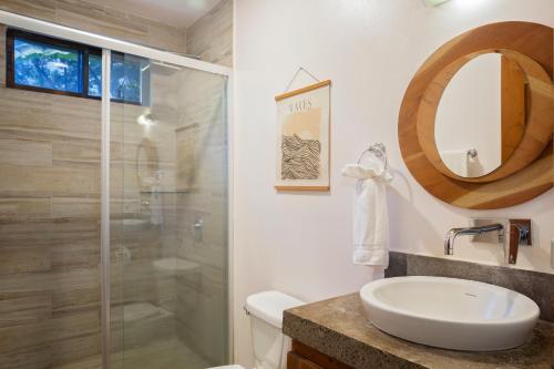 IguanaCasa Papaya - Eco Casita Phase 1-1的带淋浴、卫生间和盥洗盆的浴室