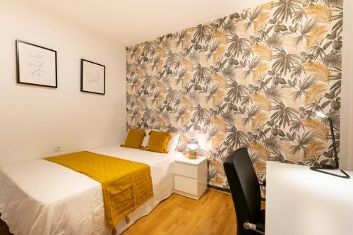 格拉纳达Casa DAURO的一间卧室设有两张床,墙上装饰着热带壁纸。