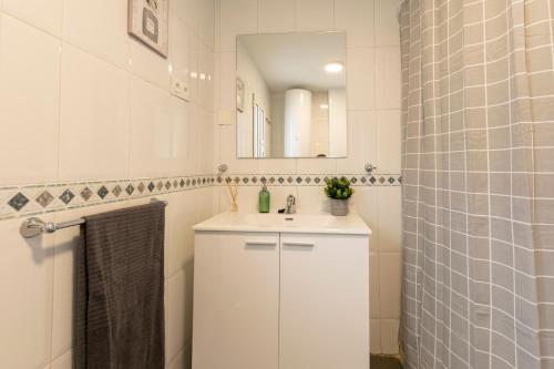 格拉纳达Casa DAURO的白色的浴室设有水槽和镜子