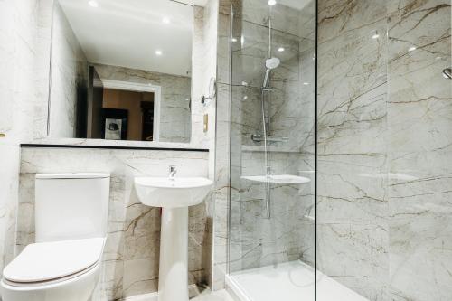 都柏林特鲁里科特酒店的浴室配有卫生间、盥洗盆和淋浴。