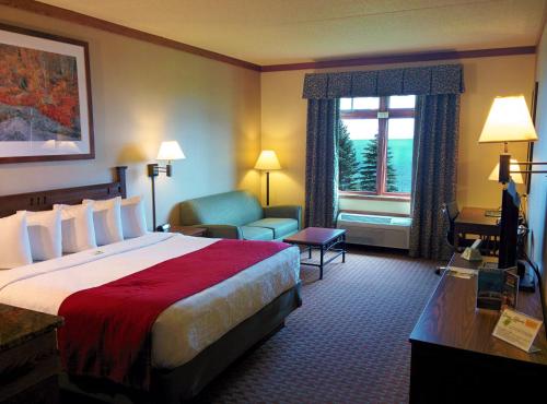 德卢斯运河公园旅馆 的酒店的客房 - 带一张床、椅子和窗户