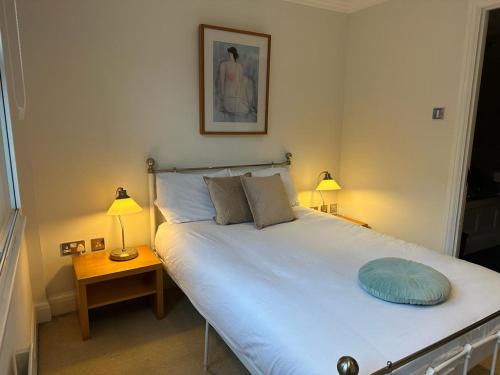 伦敦Black Frairs Apartments的一间卧室配有一张大床和两盏灯