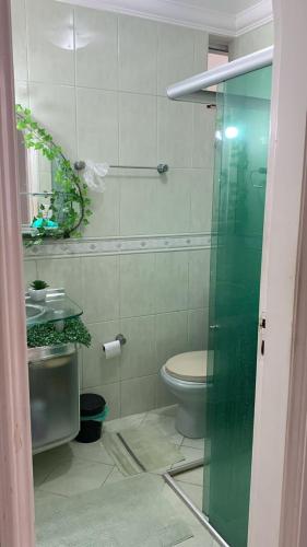 贝伦Quarto individual, em apto compartilhado的一间带卫生间和水槽的浴室