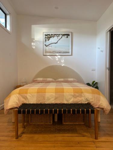 莱伊'NEL' - Rye Beach Studio Retreat的一间卧室配有一张黄色和橙色的被子。