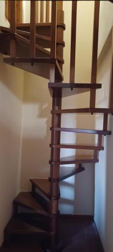 蒙塔约内Poggio Giulia的客房内的木制螺旋楼梯