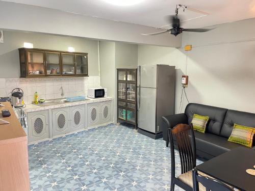 乌隆他尼Udon House的带沙发的客厅和厨房
