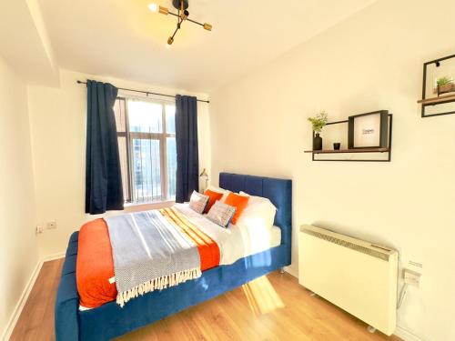 黑尔斯欧文Rooms Near Me - Apartment 3, Smart Tv, Free Parking的一间卧室设有蓝色的床和窗户。