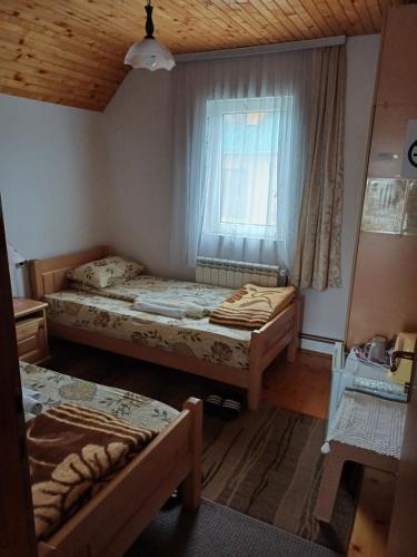 扎布利亚克Rooms Skorpijon的一间卧室设有两张床和窗户。