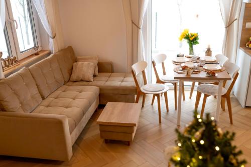 Pod Kalwarią的客厅配有沙发和带圣诞树的桌子