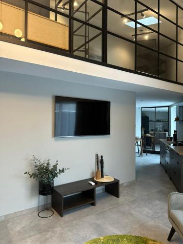 库尔迪加Vizbulu Holiday Home的客厅设有壁挂式平面电视。