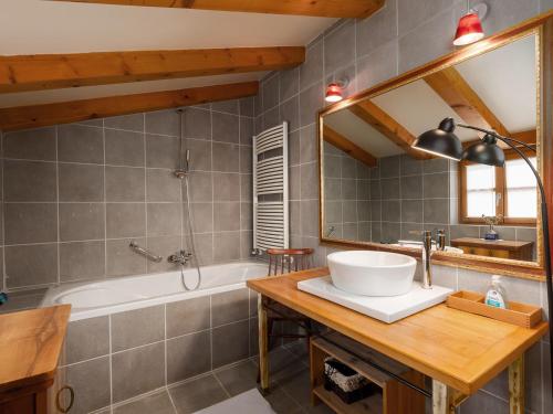 莫托文Dreamhill Meloni的一间带水槽、浴缸和镜子的浴室