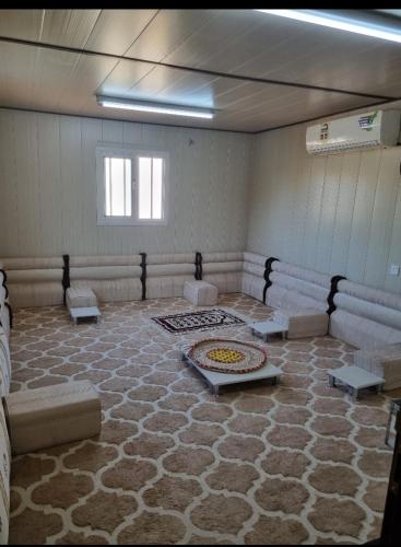 Madain Salehنزل ريفي的一间设有桌椅的房间